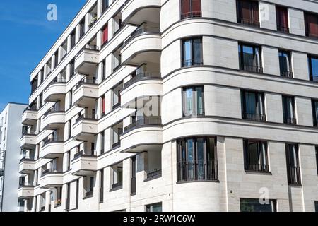 Moderno edificio di appartamenti bianco visto a Berlino, Germania Foto Stock