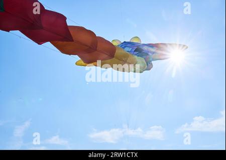 Berlino, Germania. 16 settembre 2023. A Tempelhofer Feld, un lungo aquilone colorato decolla verso il sole nel cielo blu della tarda estate al decimo Festival degli aquiloni giganti. Crediti: Annette Riedl/dpa/Alamy Live News Foto Stock