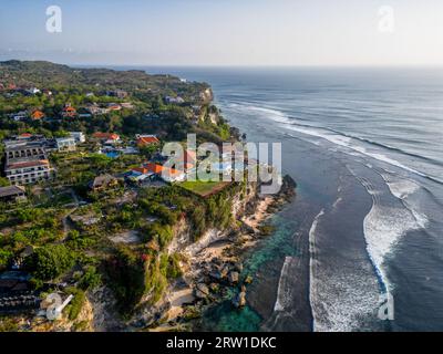 Vista aerea della scogliera di uluwatu, acqua cristallina e cielo blu Foto Stock