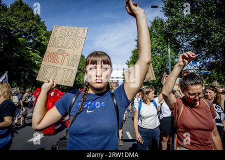 L'AIA - gli attivisti per il clima manifestano sul manto stradale dell'A12. E' l'ottavo giorno di fila che i dimostranti hanno bloccato il traffico. Lo fanno in segno di protesta contro i regolamenti governativi che sostengono l'industria fossile. ANP ROBIN UTRECHT paesi bassi fuori - belgio fuori Foto Stock