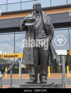 Statua di Stan Cullis prima della partita di Premier League Wolverhampton Wanderers vs Liverpool a Molineux, Wolverhampton, Regno Unito, 16 settembre 2023 (foto di Mike Jones/News Images) Foto Stock