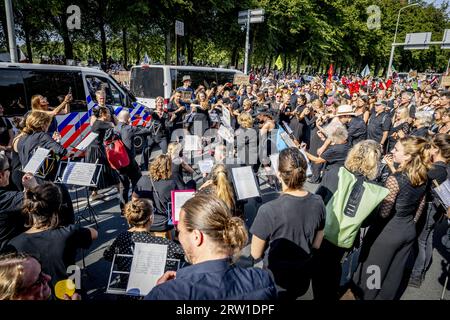 L'AIA - gli attivisti per il clima manifestano sul manto stradale dell'A12. E' l'ottavo giorno di fila che i dimostranti hanno bloccato il traffico. Lo fanno in segno di protesta contro i regolamenti governativi che sostengono l'industria fossile. ANP ROBIN UTRECHT paesi bassi fuori - belgio fuori Foto Stock