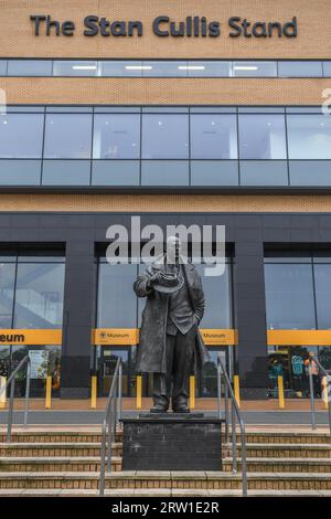 Wolverhampton, Regno Unito. 16 settembre 2023. Statua di Stan Cullis prima della partita di Premier League Wolverhampton Wanderers vs Liverpool a Molineux, Wolverhampton, Regno Unito, 16 settembre 2023 (foto di Mike Jones/News Images) a Wolverhampton, Regno Unito il 9/16/2023. (Foto di Mike Jones/News Images/Sipa USA) credito: SIPA USA/Alamy Live News Foto Stock