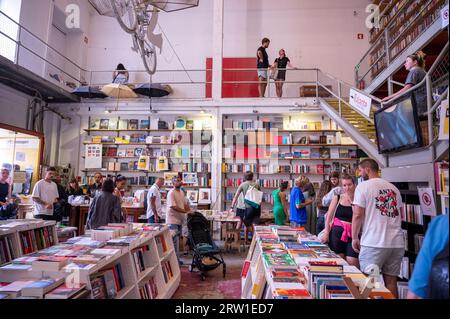 Libreria ler Devagar presso la LX Factory di Lisbona Foto Stock
