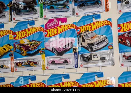 Hot Wheels è un marchio americano di modellini in scala inventato da Elliot Handler e introdotto dalla sua azienda Mattel il 18 maggio 1968. Foto Stock