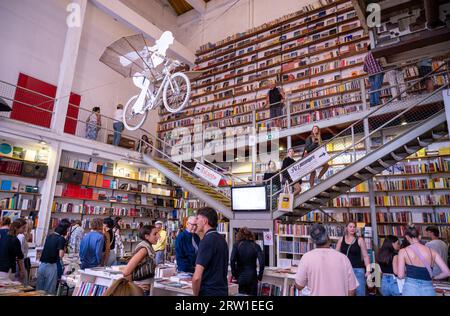 Libreria ler Devagar presso la LX Factory di Lisbona Foto Stock