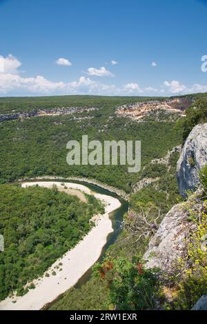 Una vista mozzafiato delle Gorges de l'Ardèche, dove il fiume si mescola attraverso le rocce verdi. Foto Stock