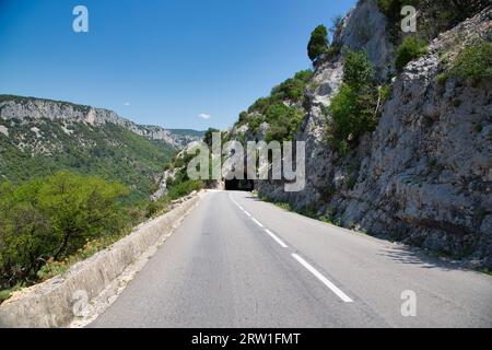 Un tunnel sulla strada D290 attraverso Gorges de l'Ardeche Foto Stock