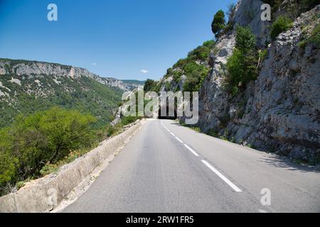 Un tunnel sulla strada D290 attraverso Gorges de l'Ardeche Foto Stock