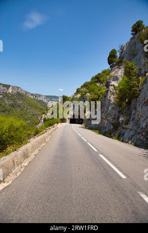 Un tunnel sulla strada D290 attraverso Gorges de l'Ardeche Foto Stock