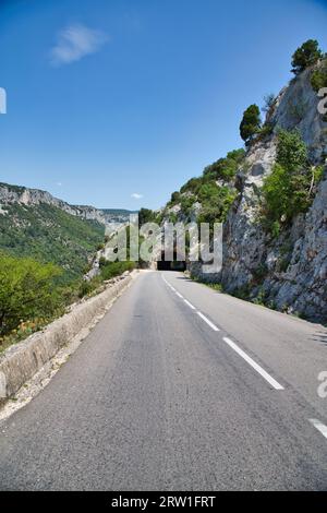 Un tunnel sulla strada D290 attraverso Gorges de l'Ardeche Foto Stock