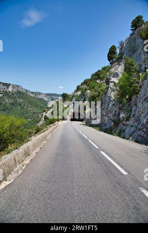 Un tunnel sulla strada D290 attraverso Gorges de l'Ardeche Foto Stock