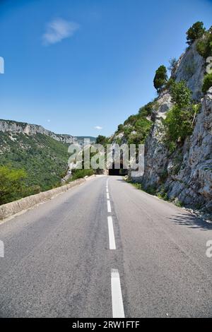 Un tunnel sulla strada D290 attraverso Gorges de l'Ardeche Foto Stock