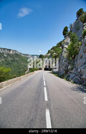 Un tunnel sulla strada D290 attraverso Gorges de l'Ardeche Foto Stock