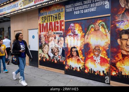 Persone che interagiscono con i poster degli spettacoli teatrali del West End per Spitting Image Idiots riuniscono il musical al Phoenix Theatre di Londons Theatreland il 14 agosto 2023 a Londra, Regno Unito. Idiots Assemble: Spitting Image the Musical è un palcoscenico satirico britannico basato sulla serie TV Spitting Image. Il teatro West End è un teatro professionale tradizionale messo in scena nei grandi teatri del West End di Londra e nei suoi pressi, che è stato anche soprannominato Theatreland. Il teatro West End è solitamente considerato il più alto livello di teatro commerciale. Foto Stock