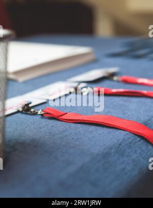 Tavolo del banco di registrazione, procedura di check-in per un evento congressuale, visitatori e partecipanti che ricevono il badge di nome e ingresso Foto Stock