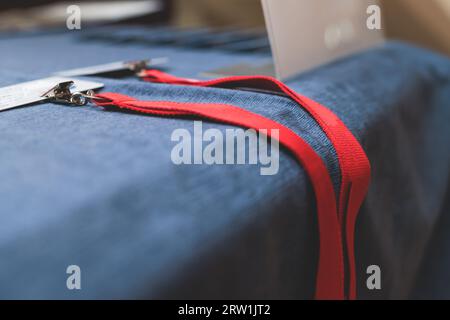 Tavolo del banco di registrazione, procedura di check-in per un evento congressuale, visitatori e partecipanti che ricevono il badge di nome e ingresso Foto Stock