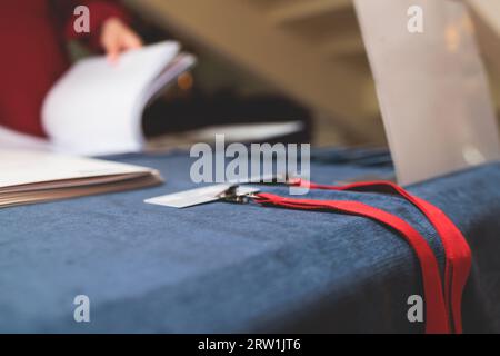 Tavolo del banco di registrazione, procedura di check-in per un evento congressuale, visitatori e partecipanti che ricevono il badge di nome e ingresso Foto Stock