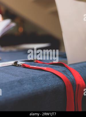 Tavolo del banco di registrazione, procedura di check-in per un evento congressuale, visitatori e partecipanti che ricevono il badge di nome e ingresso Foto Stock