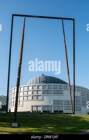 08.07.2023, Germania, Renania settentrionale-Vestfalia, Bielefeld - Sculpture Mirror dell'artista Isa Genzken (1992) di fronte al municipio di Bielefeld. 00A230 Foto Stock