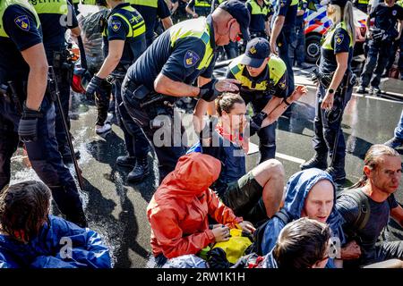 L'AIA - gli attivisti per il clima manifestano sul manto stradale dell'A12. E' l'ottavo giorno di fila che i dimostranti hanno bloccato il traffico. Lo fanno in segno di protesta contro i regolamenti governativi che sostengono l'industria fossile. ANP ROBIN UTRECHT paesi bassi fuori - belgio fuori Foto Stock