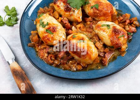 Delizioso calamaro ripieno con salsa coreana speziata su un piatto, cotto in forno. Foto Stock