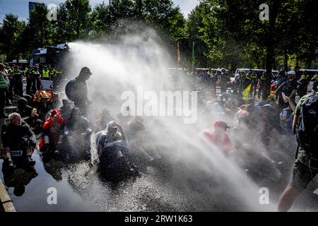 L'AIA - gli attivisti per il clima manifestano sul manto stradale dell'A12. E' l'ottavo giorno di fila che i dimostranti hanno bloccato il traffico. Lo fanno in segno di protesta contro i regolamenti governativi che sostengono l'industria fossile. ANP ROBIN UTRECHT paesi bassi fuori - belgio fuori Foto Stock