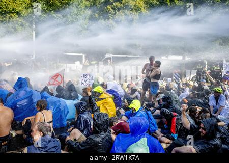 L'AIA - gli attivisti per il clima manifestano sul manto stradale dell'A12. E' l'ottavo giorno di fila che i dimostranti hanno bloccato il traffico. Lo fanno in segno di protesta contro i regolamenti governativi che sostengono l'industria fossile. ANP ROBIN UTRECHT paesi bassi fuori - belgio fuori Foto Stock