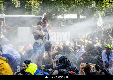 L'AIA - gli attivisti per il clima manifestano sul manto stradale dell'A12. E' l'ottavo giorno di fila che i dimostranti hanno bloccato il traffico. Lo fanno in segno di protesta contro i regolamenti governativi che sostengono l'industria fossile. ANP ROBIN UTRECHT paesi bassi fuori - belgio fuori Foto Stock