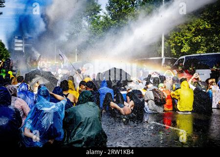 L'AIA - gli attivisti per il clima manifestano sul manto stradale dell'A12. E' l'ottavo giorno di fila che i dimostranti hanno bloccato il traffico. Lo fanno in segno di protesta contro i regolamenti governativi che sostengono l'industria fossile. ANP ROBIN UTRECHT paesi bassi fuori - belgio fuori Foto Stock