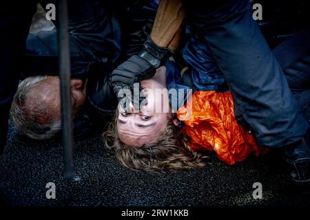 L'AIA - gli attivisti per il clima manifestano sul manto stradale dell'A12. E' l'ottavo giorno di fila che i dimostranti hanno bloccato il traffico. Lo fanno in segno di protesta contro i regolamenti governativi che sostengono l'industria fossile. ANP ROBIN UTRECHT paesi bassi fuori - belgio fuori Foto Stock