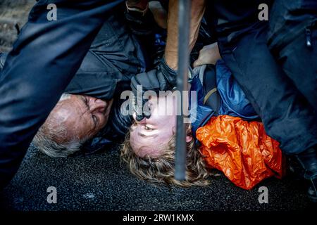 L'AIA - gli attivisti per il clima manifestano sul manto stradale dell'A12. E' l'ottavo giorno di fila che i dimostranti hanno bloccato il traffico. Lo fanno in segno di protesta contro i regolamenti governativi che sostengono l'industria fossile. ANP ROBIN UTRECHT paesi bassi fuori - belgio fuori Foto Stock