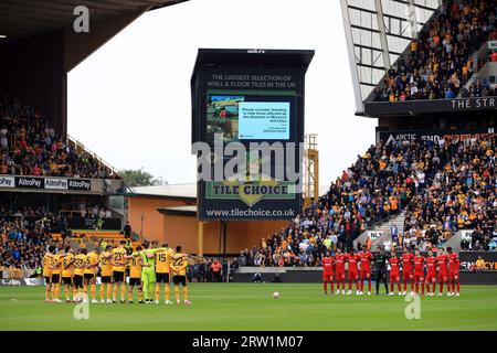 I giocatori, i funzionari e i tifosi osservano un minuto di silenzio per le vittime del recente terremoto in Marocco e delle inondazioni in Libia durante la partita di Premier League al Molineux Stadium di Wolverhampton. Data immagine: Sabato 16 settembre 2023. Foto Stock