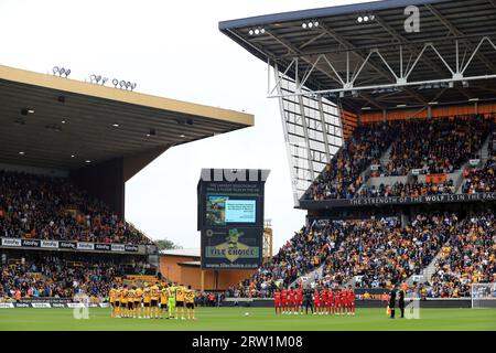 I giocatori, i funzionari e i tifosi osservano un minuto di silenzio per le vittime del recente terremoto in Marocco e delle inondazioni in Libia durante la partita di Premier League al Molineux Stadium di Wolverhampton. Data immagine: Sabato 16 settembre 2023. Foto Stock