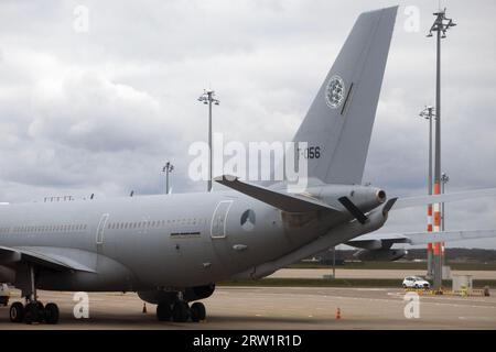 26.03.2023, Germania, Brandeburgo, Schoenefeld - coda di un aeromobile da trasporto con cisterna multiruolo Airbus A330 della NATO. 00S230326D353CAROEX.JPG [MODELLO RE Foto Stock