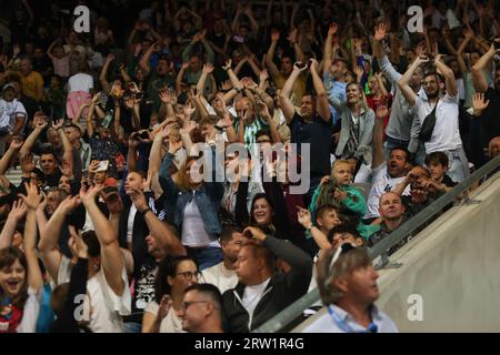 Lubiana, Slovenia. 15 settembre 2023. I tifosi fanno tifo durante una partita di calcio di beneficenza allo Stozice Stadium di Lubiana, in Slovenia, 15 settembre 2023. Le ex star del calcio hanno giocato qui una partita di beneficenza per raccogliere fondi per le persone colpite dalle inondazioni che hanno colpito la Slovenia all'inizio di agosto. Crediti: Zeljko Stevanic/Xinhua/Alamy Live News Foto Stock