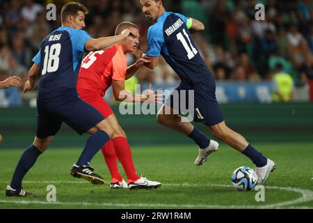 Lubiana, Slovenia. 15 settembre 2023. Nemanja Vidic (C), Miroslav Klose (L) e Zlatan Ibrahimovic gareggiano durante una partita di calcio di beneficenza allo Stadio Stozice di Lubiana, Slovenia, 15 settembre 2023. Le ex star del calcio hanno giocato qui una partita di beneficenza per raccogliere fondi per le persone colpite dalle inondazioni che hanno colpito la Slovenia all'inizio di agosto. Crediti: Zeljko Stevanic/Xinhua/Alamy Live News Foto Stock