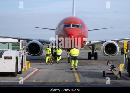 31.03.2023, Germania, Brandeburgo, Schoenefeld - i controllori di terra ricevono un aeromobile Norwegian Airlines sul piazzale dell'aeroporto BER. 00S230331D385CAR Foto Stock