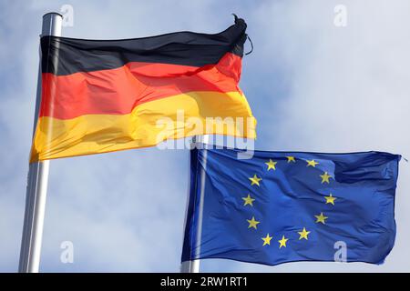 02.04.2023, Germania, Meclemburgo-Pomerania Occidentale, Binz - la bandiera nazionale della Repubblica federale di Germania e la bandiera europea battono nel corso del mese Foto Stock