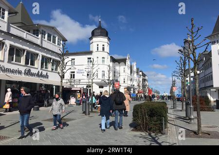 03.04.2023, Germania, Meclemburgo-Pomerania Occidentale, Binz - persone che camminano lungo la strada principale. 00S230403D568CAROEX.JPG [VERSIONE DEL MODELLO: NO, PROPRIETÀ Foto Stock