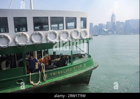 08.10.2014, Repubblica Popolare Cinese, Hong Kong - Un traghetto passeggeri della Star Ferry Company chiamato Twinkling Star ormeggia al molo di Kowloon. I traghetti Foto Stock