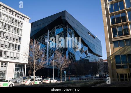 28.02.2023, Germania, Berlino, Berlino - Europa - Vista esterna con atrio smaltato del nuovo edificio Axel Springer nel quartiere Kreuzberg di Dutch A. Foto Stock