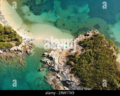 Splendida vista dall'alto della spiaggia di sabbia e ghiaia dell'isola di Ksamil, del mare cristallino turchese e delle barriere coralline. Parco nazionale di Butrint, Albania, creato dal dji Aerial drone Foto Stock