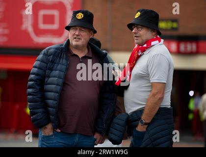 MANCHESTER, REGNO UNITO. 16 settembre 2023. I tifosi si riuniscono fuori dall'Old Trafford prima della partita di Premier League all'OLD TRAFFORD, MANCHESTER. Il credito fotografico dovrebbe leggere: Gary Oakley/Sportimage Credit: Sportimage Ltd/Alamy Live News Foto Stock