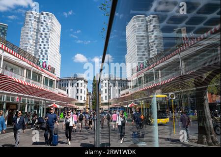 12.05.2023, Germania, Berlino, Berlino - Europa - Una scena di strada con pedoni sul Kurfuerstendamm a Kranzler Eck nel quartiere City West di Charlot Foto Stock