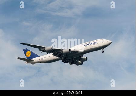 15.07.2023, Repubblica di Singapore, Singapore, Singapore - Un aeromobile passeggeri Lufthansa del tipo Boeing 747-8 Jumbo Jet con registrazione D-AB Foto Stock