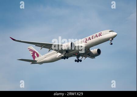 15.07.2023, Repubblica di Singapore, Singapore - Un aeromobile passeggeri Airbus A350-900 Qatar Airways, immatricolazione A7-AMJ, in avvicinamento a Changi Intern Foto Stock