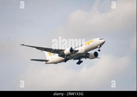 15.07.2023, Repubblica di Singapore, Singapore, Singapore - un cargo AeroLogic con registrazione D-AALU in avvicinamento all'Aeroporto Internazionale di Changi Foto Stock