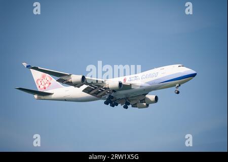 30.07.2023, Repubblica di Singapore, Singapore - cargo della compagnia aerea taiwanese China Airlines Cargo del tipo Boeing 747-400 F con immatricolazione Foto Stock
