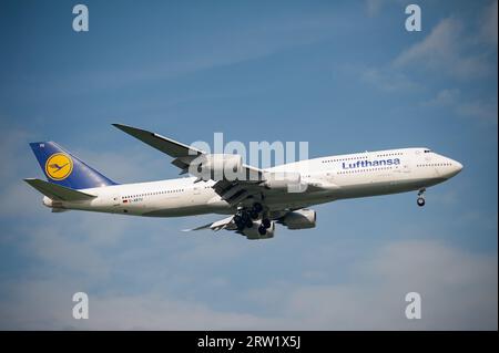 30.07.2023, Repubblica di Singapore, Singapore - Un aeromobile passeggeri Lufthansa del tipo Boeing 747-8 Jumbo Jet con registrazione D-ABYU su app Foto Stock